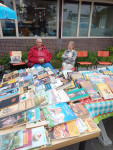 15. Veel boeken buiten gepresenteerd